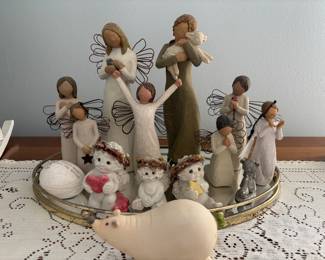 FIGURINES