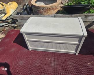 Rubbermaid type storage box