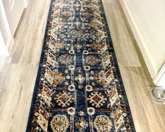 Blue/beige runner