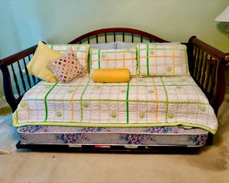 Trundle wood day bed