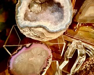 Geodes, quartz and fossils