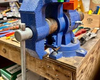Bench vises