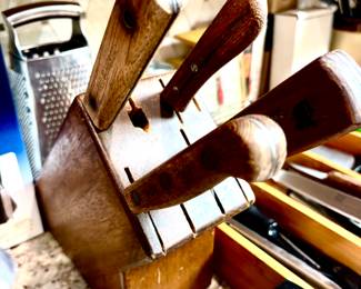 Assorted knives and blocks