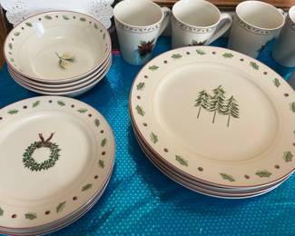 SET OF HOLIDAY DISHES