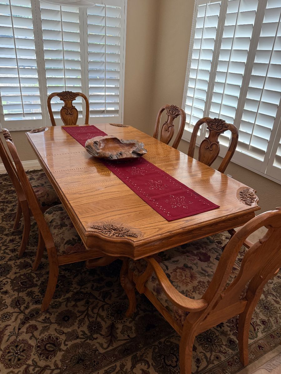 Oak dining table with 6 upholstered chairs, rug