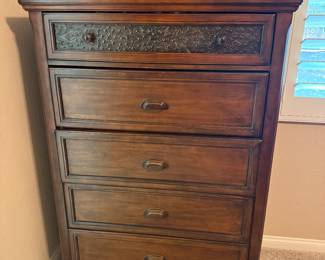 wood chest of drawers // dresser