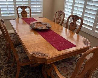 Oak dining table with 6 upholstered chairs, rug