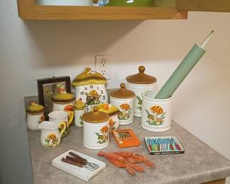 Vintage Pyrex and more vintage kitchen stuff 