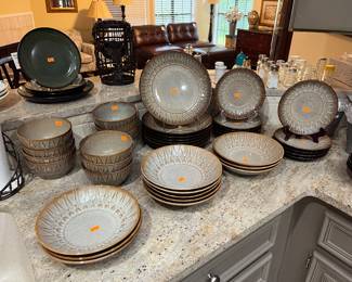 Stylish set of LAURIE GATES California Designs dinnerware!