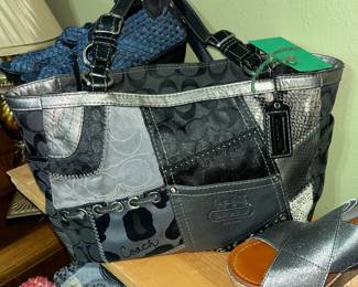 Trendy COACH LEATHER PURSE!