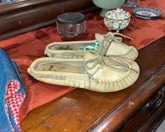 PAIR OF VINTAGE INDIAN MOCASINS