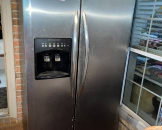 NICE FRIGIDAIRE STAINLESS FRIDGE!