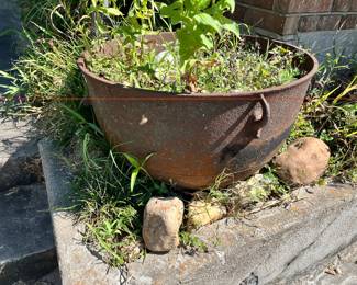 ANTIQUE IRON WASH POT