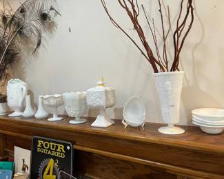 COLLECTIBLE VINTAGE MILK GLASS