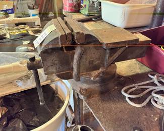 BENCH VISE
