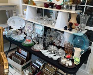 TABLE FULL OF NICE GLASSWARE