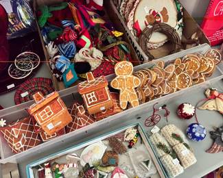 GINGERBREAD HOUSES & MEN!