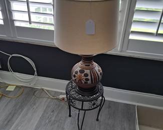 POTTERY LAMP, METAL TABLE