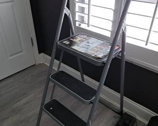 NICE THREE STEP LADDER WITH HANDLE