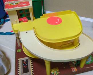 Fisher Price Little People Helpful Neighbor's Garage playset 