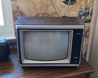 Vintage RCA XL-100 color TV