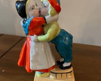1930's DUTCH KIDS KISSING figural ceramic TOOTHBRUSH HOLDER
Japan