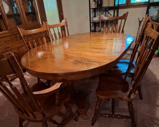 Oak Dinning room Table 6 chairs two leafs