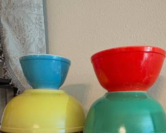 Vintage Pyrex Mixing Bowl Set