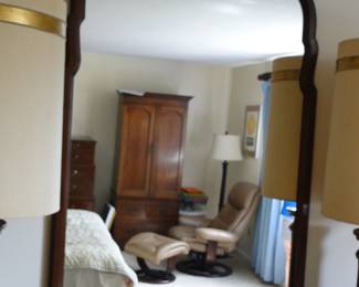 Mirror goes with dresser