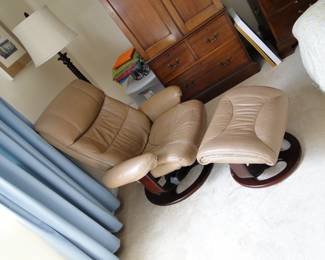 Lane Chair with ottoman looks like Stressless