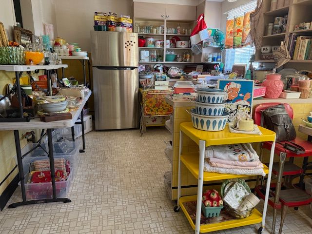 Cathrineholm Lotus set, Pyrex, Tupperware, Jadite, Enamelware and so much more