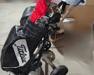 TITLEIST Golf Bag, Evolution Plus Golf Cadie, Variety Of Golf Clubs And Golf Balls