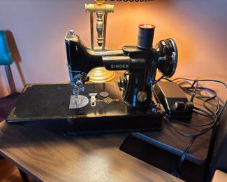 Vintage Singer Featherweight Sewing Machine w/ Case