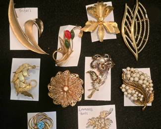 Brooches / pins