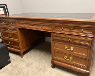 000034 $500.00 Green marble inserted desk 68Wx36Dx30H