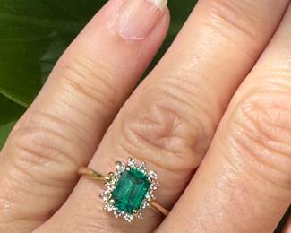 Ladie's ring Chatham emerald & diam ring 14kt yellow gold 2.5gr, size 5 1/2 - $400