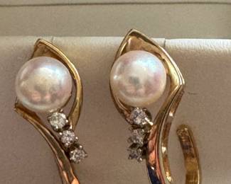 14kt gold earrings with center pearl & 3 diam each $400