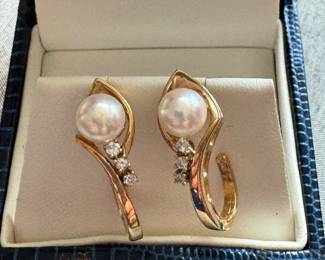 14kt gold earrings with center pearl & 3 diam each $400