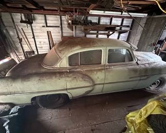 True Barn Find 1953 Pontiac Chieftain Sedan
Lot # 105
In garage since 1992, Flathead straight 8cyl, RWD, Automatic transmission, VIN # : K8---206, Miles are 65,709
