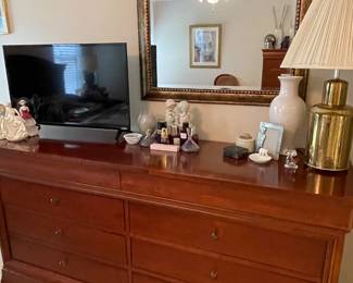 Dresser, mirror