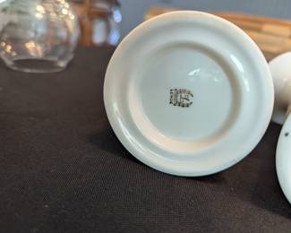 C114- $20 Pair. Lenox 7" Pair Salt Pepper Grinders. Cream color.