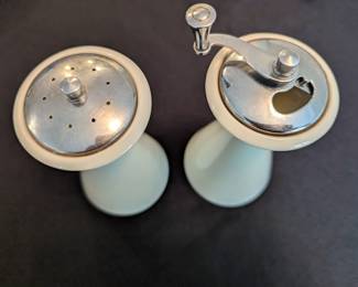 C114- $20 Pair. Lenox 7" Pair Salt Pepper Grinders. Cream color.