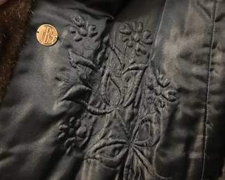 C75 - $95. Mr Leonard Ladies Fur Coat. (Size estimated Small to Medium.) Looks to be in very good condition.