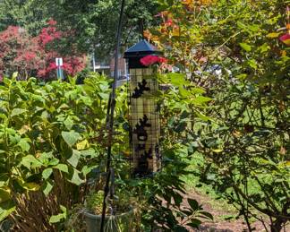 C109 - $15. Bird Feeder. Shepard Hook $10.