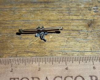 D12 - $260. 14kt Flower Pin.