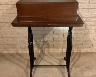 Sewing machine cabinet