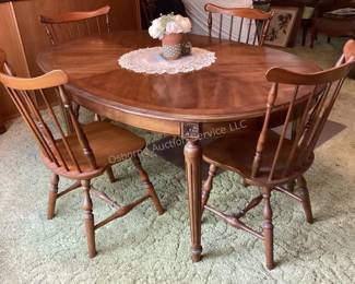 Dinging table, chairs & 2 leaves