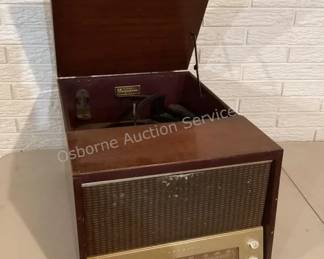 Vintage Magnavox radio / record player