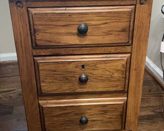 Hekman solid oak end table/cabinet with lower hanging files drawer