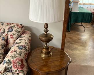 round side table, lamp